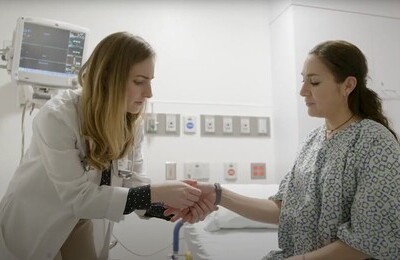 Кодирование Аквилонг в Канске Врач держит пациентку за руку